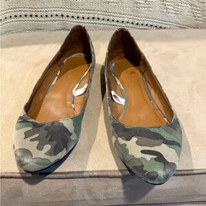 Mossimo Camouflage flats with gold grommets